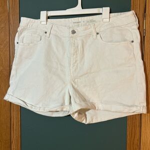 High rise white denim shorts 🤍